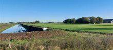 Mooi voorbeeld van hergebruik: een perceel ophogen met bagger. De percelen rechts zijn al opgehoogd en links zijn net kades opgezet waarbinnen de bagger wordt gestort.